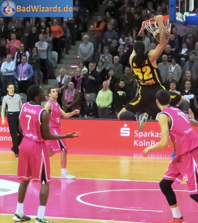 DUNK (Düsseldorfer beim BekoBBL Basketball Spiel Bonn vs Ludwigsburg)